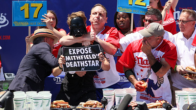 Un manifestant au concours de hot-dogs demande des remboursements de paris sportifs